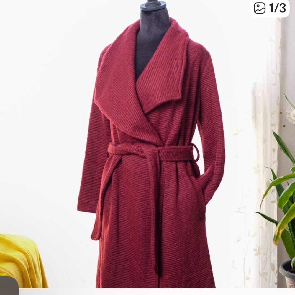 HOST PICK !!!! WALK IN STYLE INTO A PARTY - GET THIS BB DAKOTA  Coat size M